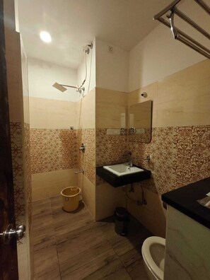 Junior Suite, City View | Bathroom | Shower, free toiletries, towels, soap