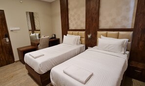 Habitación Deluxe con 1 cama matrimonial o 2 individuales, vista a la ciudad | Escritorio, espacio para trabajar con laptop y wifi gratis 