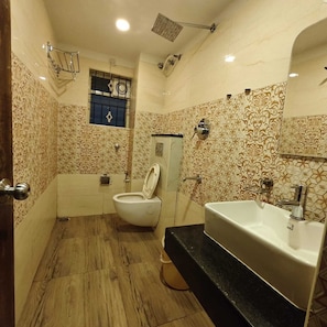 Habitación doble Deluxe, vista a la ciudad | Baño | Regadera, amenidades de baño gratuitas, toallas, jabón