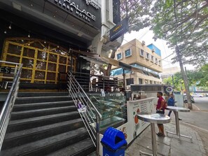 Vista frontal de la propiedad