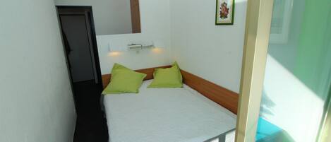 Tabla de planchar con plancha, wifi y ropa de cama