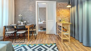 Un espacio moderno para vivir con comedor, cocina y dormitorio.