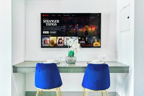 Studio Exclusif, balcon, vue ville | Restauration dans la chambre