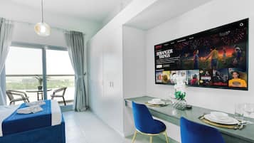 Estúdio exclusivo, sacada, vista para a cidade | Cofres nos quartos, espaço de trabalho para notebook, cortinas blackout