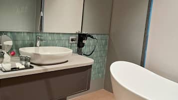 Suite Presidenziale, balcone | Bagno | Asciugacapelli, asciugamani, sapone, shampoo