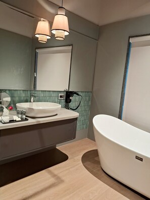 Presidential Suite, Balcony | Bathroom - RED RIVER RETREAT   (KOHORA)