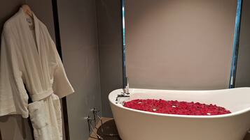 Junior Suite, Balcony | Bathroom | Hair dryer, slippers, towels, soap