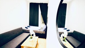 Eenvoudig appartement | Een strijkplank/strijkijzer