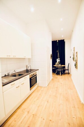 Basic Apartment | Private kitchen | Oven, stovetop, cookware/dishes/utensils - Family 5BR Apt Near Augarten Garden (Vienna)