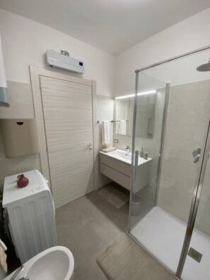 Doccia, asciugacapelli, bidet, asciugamani