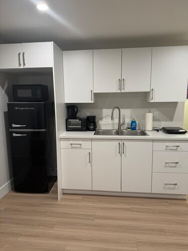 Comfy apartment is perfect for couples. It is close to magnetic hill & casino.