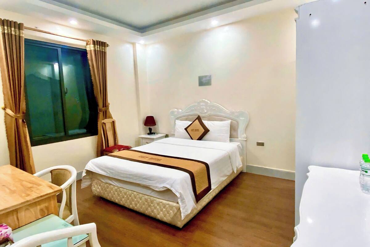 Basic Single Room | Peti besi dalam bilik, meja, langsir/tirai gelap terus, Wi-fi percuma 