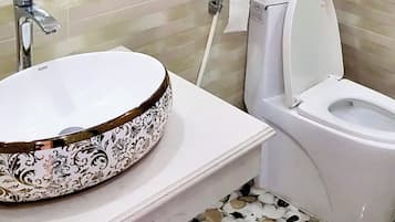 Ducha, secador de pelo, zapatillas y toallas