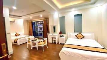 Caja de seguridad en la habitación, escritorio y cortinas blackout