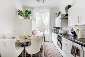 Apartamento, 3 habitaciones, fumadores, vistas a la ciudad | Comedor