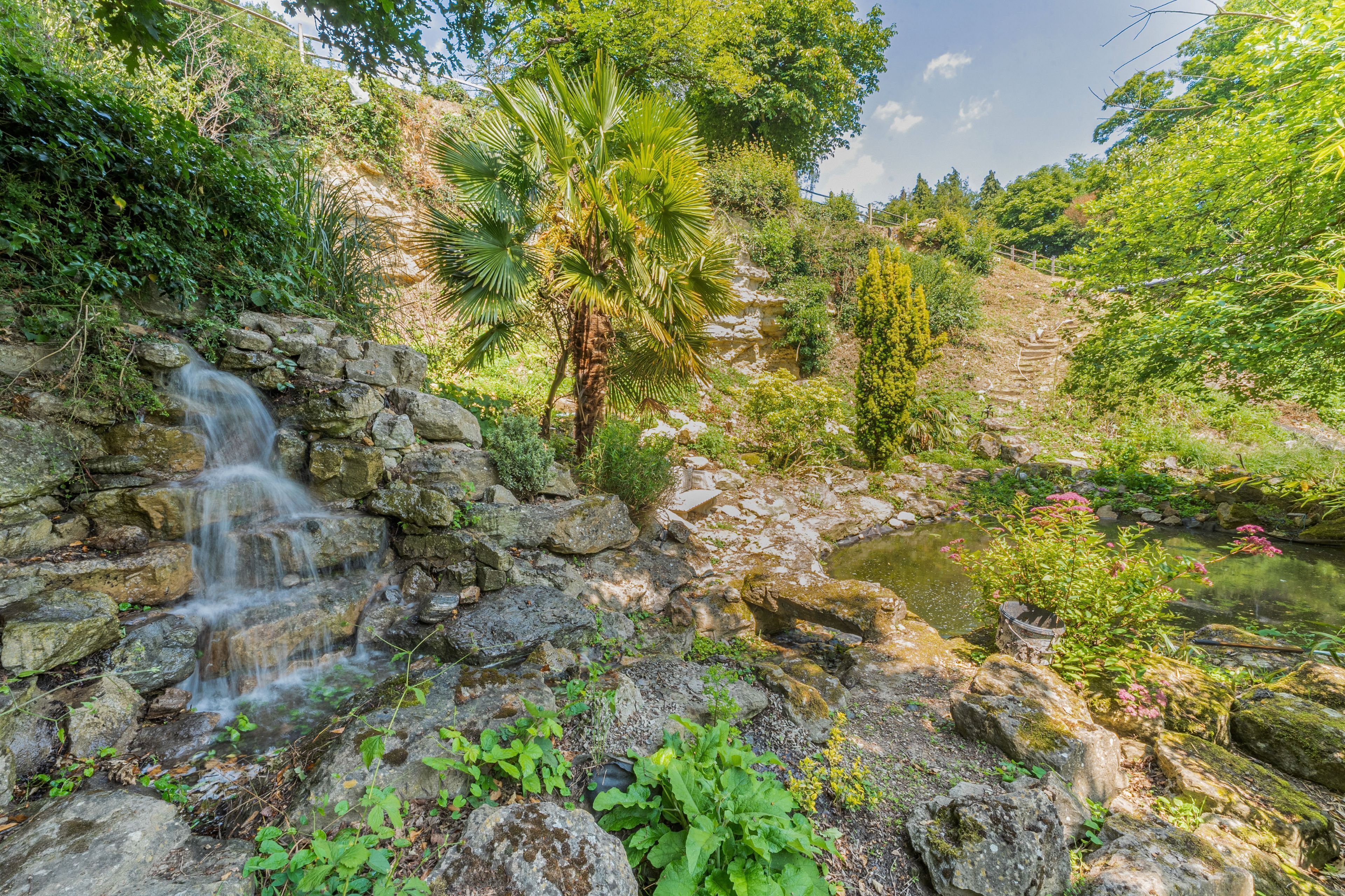 المنطقة المحيطة بالمنشأة