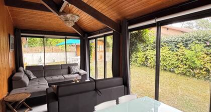 Pretty chalet in the heart of the Landes. large garden in a green and wooded setting.