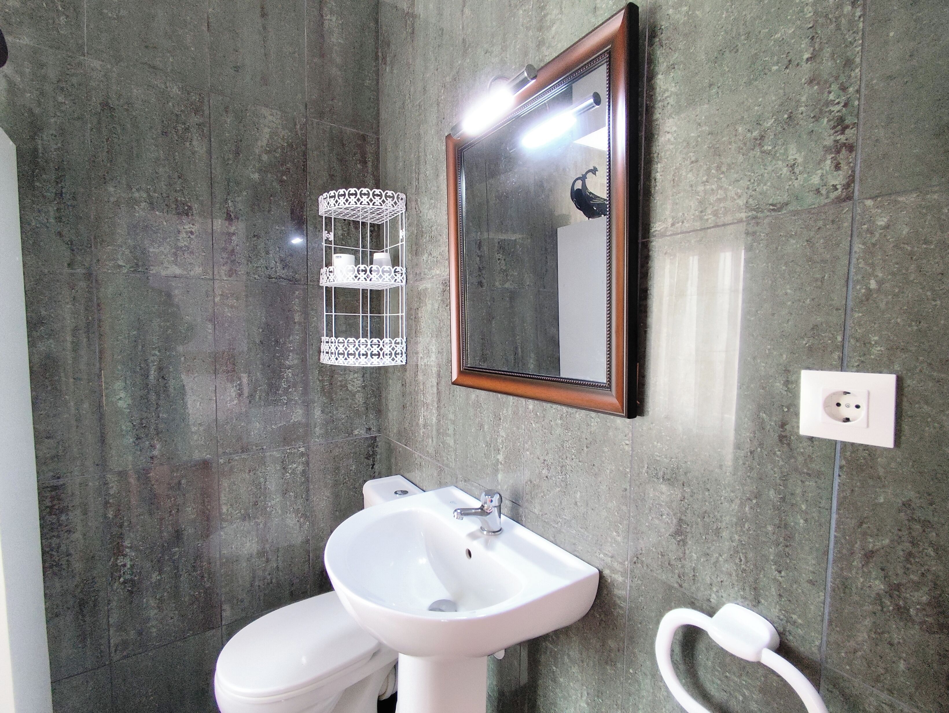 Een douche, een haardroger, handdoeken, zeep