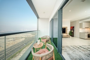 Luxury Apartment, Lake View | Balcony