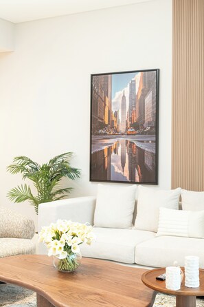 Apartamento de lujo, vistas al lago | Sala de estar | Smart TV de 40 pulgadas con canales digitales