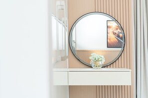 Luxury-Apartment, Seeblick | Zimmersafe, Verdunkelungsvorhänge, schallisolierte Zimmer, Babybetten