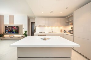 Apartamento de lujo, vistas al lago | Cocina privada | Frigorífico grande, microondas, horno y placa de cocina