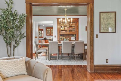 Walk Downtown + Hot Tub + Sauna + Game Room + Pets