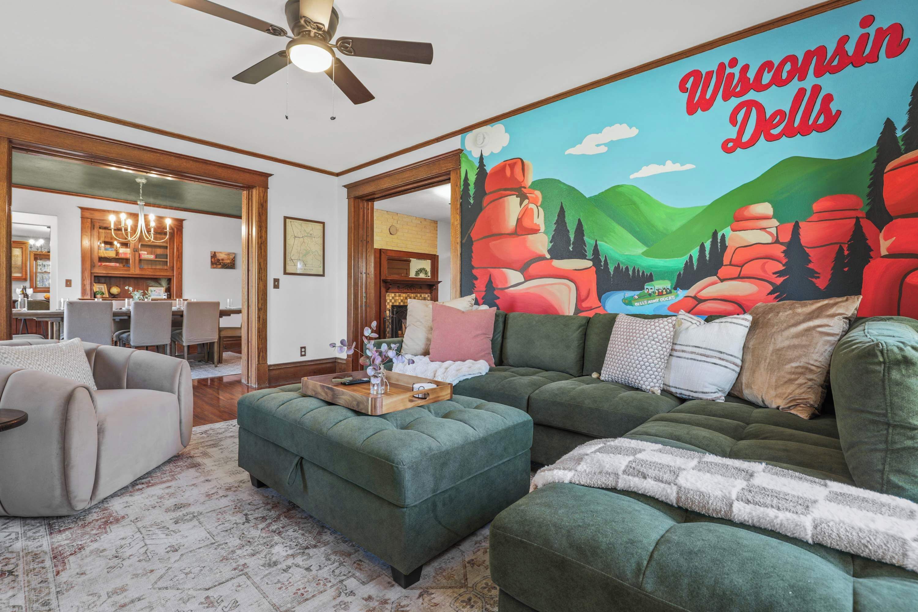 Televisión, futbolito y oficina 