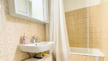 Basic Apartment | Bathroom