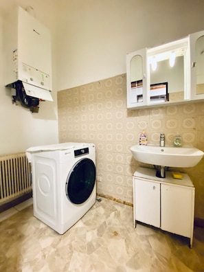 Appartement | Cuisine privée | Four, plaque de cuisson, batterie de cuisine, vaisselle et ustensiles