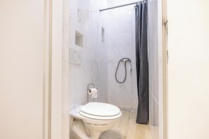 Basic Apartment | Bathroom