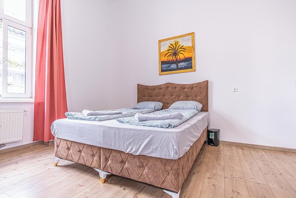 Basic Apartment | Iron/ironing board