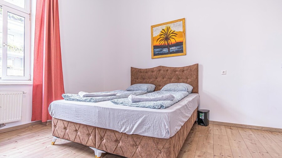 Spacious 5BR Apt Close to Augarten