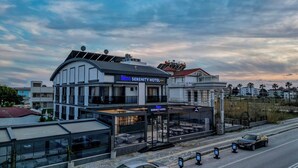 Hotel Blue Serenity, con un diseño moderno, cuenta con fachada de vidrio y una terraza en la azotea.