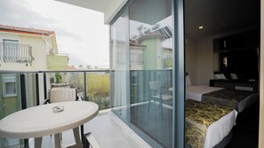 Camera Comfort, balcone, vista piscina | Una cassaforte in camera, Wi-Fi gratuito