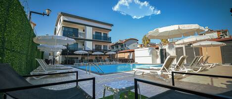 季节性开放的室外游泳池