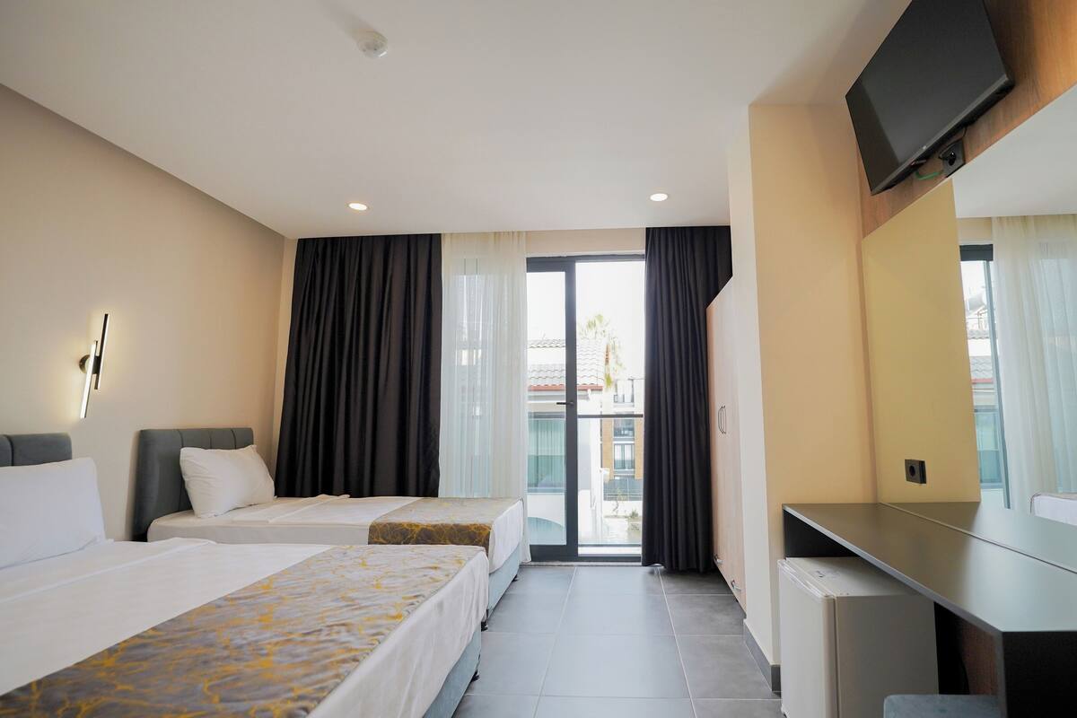 Classic Room | In-room safe, soundproofing, WiFi (free)
