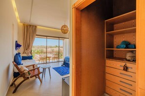 奢华套房, 泳池景观 | 遮光窗帘、隔音、熨斗/熨板、免费 WiFi