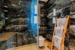 Luxury-Suite, Poolblick | Badezimmer | Dusche, Haartrockner, Handtücher, Seife