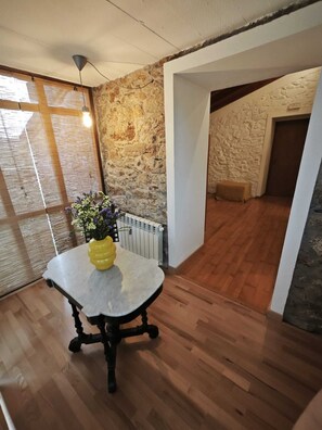 高級雙人房, 陽台, 花園景觀 | 起居區