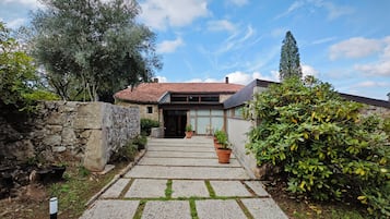 Vista frontal de la propiedad