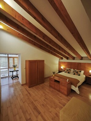 Habitació doble superior, balcó, vistes al jardí | Wifi gratuïta i roba de llit 