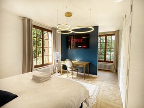 6 bedrooms, desk, iron/ironing board, free WiFi