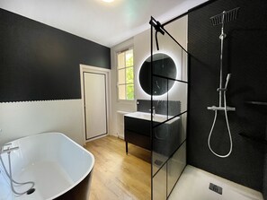 Shower, free toiletries, hair dryer, towels