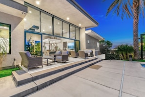 Terrace/patio - Luxe Estate: 11BR, Tennis, GameRM, Theater (Bermuda Dunes)