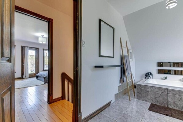 Tabla de planchar con plancha, wifi, ropa de cama