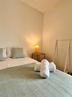 5 chambres, fer et planche à repasser, Wi-Fi, draps fournis