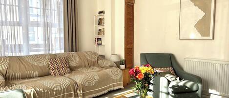 TV connectée, livres, écrans d'ordinateur