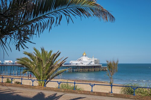 3-Bed Entire Garden Home, Walk to Beach