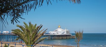 3-Bed Entire Garden Home, Walk to Beach